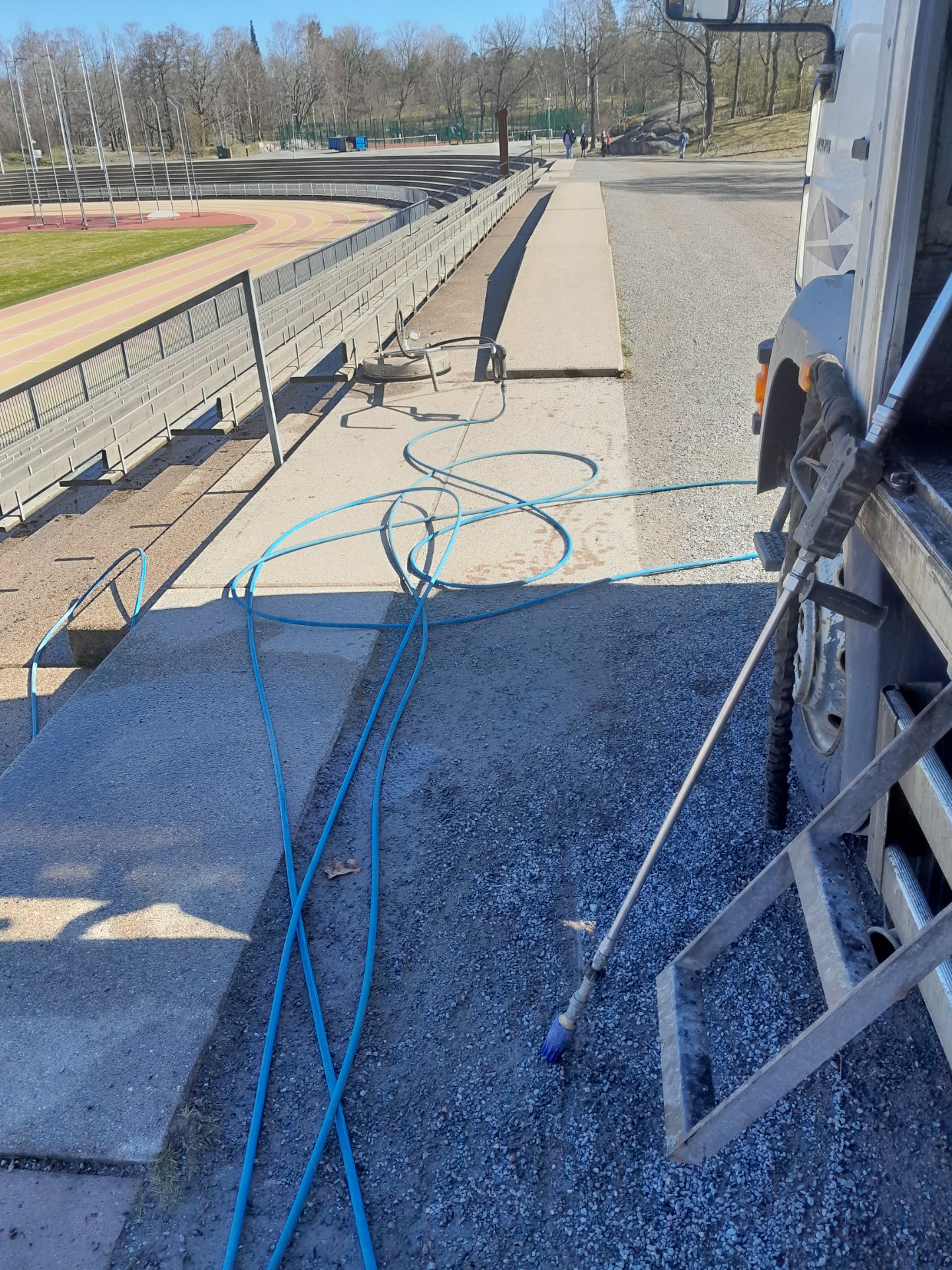 Pihan puhdistus hiekasta, sepelistä ja sammalista