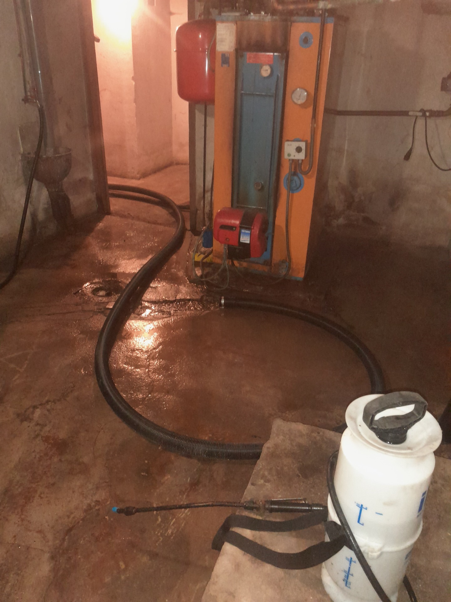 Kellarin ja pannuhuoneen lattian pesu