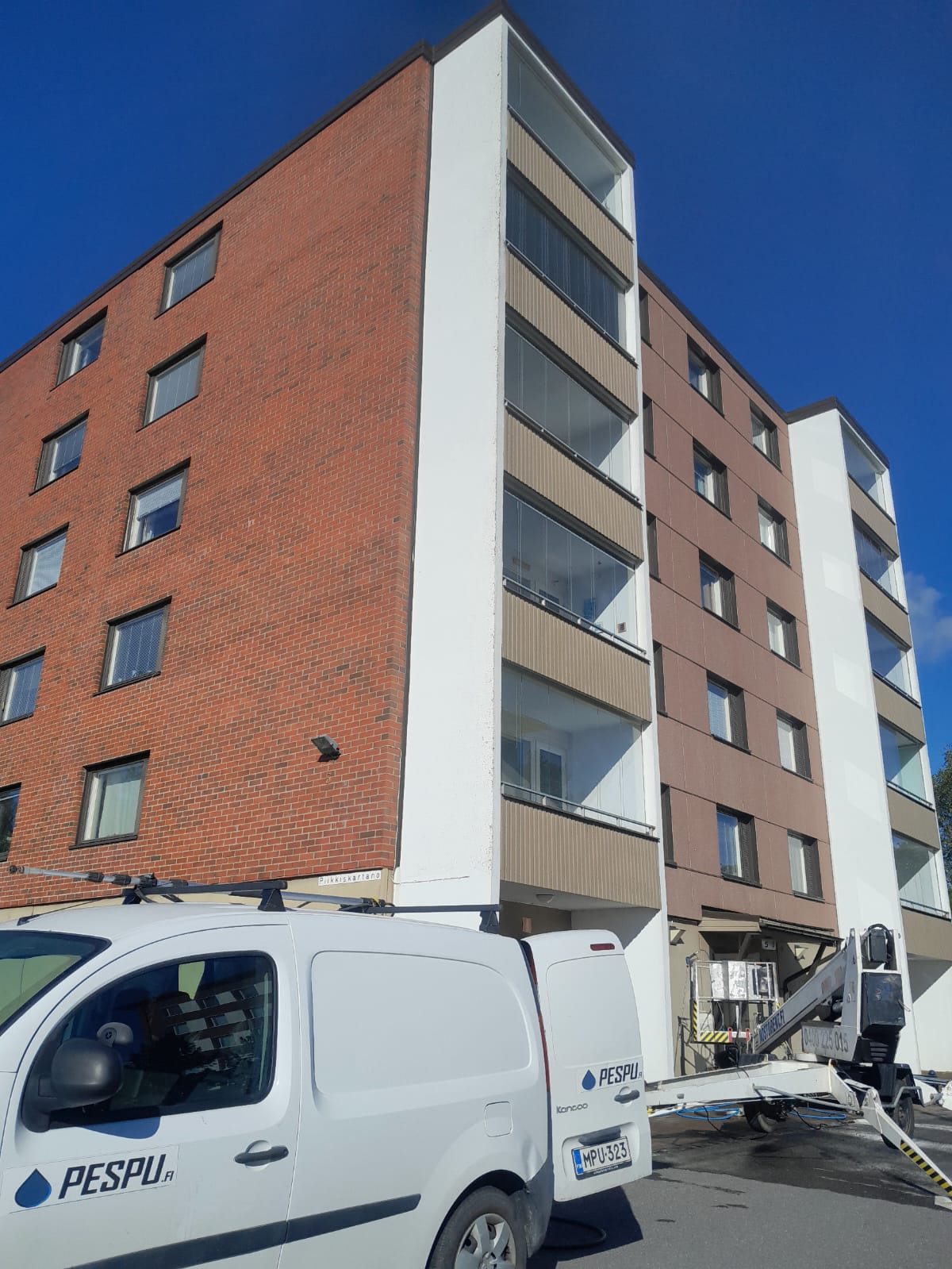 Kerrostalon seinien ja parvekkeiden pesu