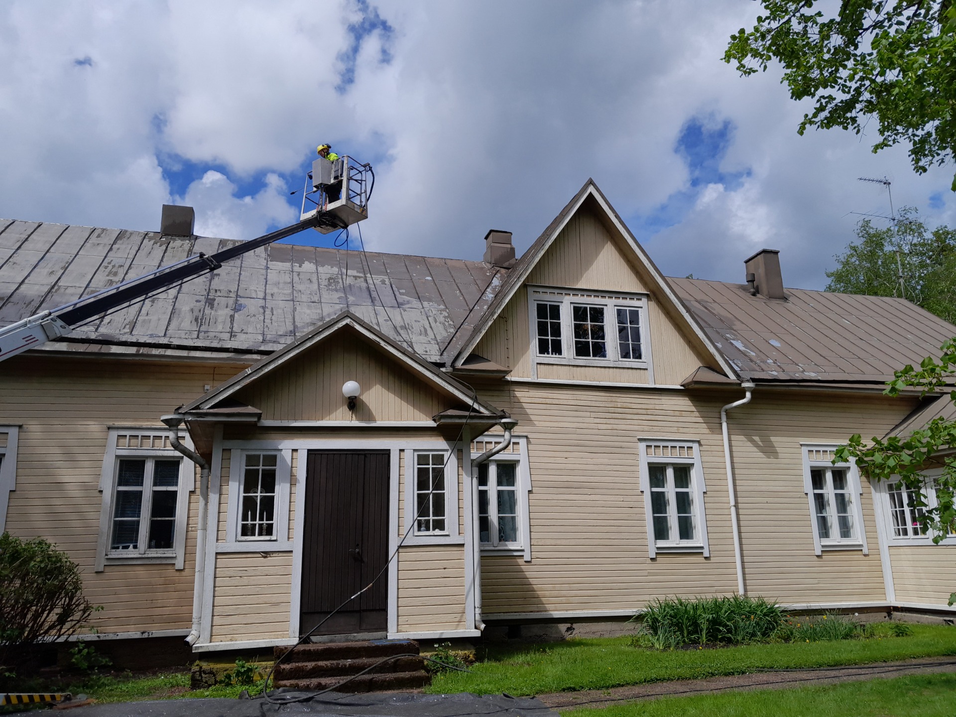 Peltikaton maalinpoisto UHP-pesulla