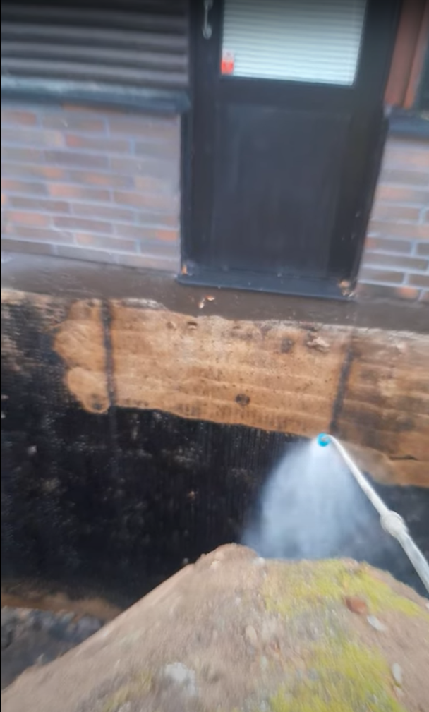 Bitumin poisto sokkelista UHP-pesulla