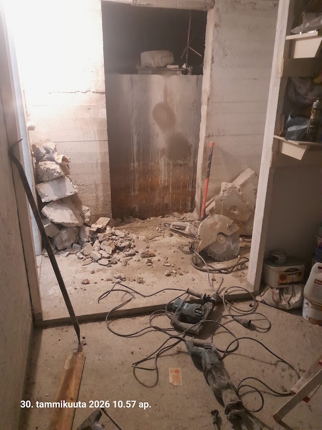 Oviaukon sahaus säilliön purkua varten